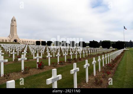 Photographie du cimetière entourant l'Ossuary de Douaumont, un mémorial contenant les restes de squelette des soldats morts sur le champ de bataille pendant la bataille de Verdun pendant la première Guerre mondiale Banque D'Images