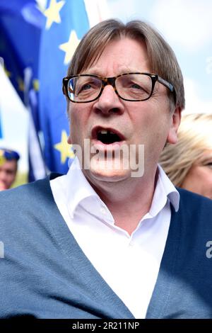 Photographie de Guy Verhofstadt lors d'une manifestation anti-Brexit à Londres. Guy Maurice Marie Louise Verhofstadt est un homme politique belge qui a été le chef de l'Alliance des démocrates et des libéraux pour l'Europe de 2009 à 2019 et qui est membre du Parlement européen depuis 2009. Banque D'Images