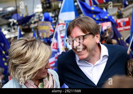 Photographie de Guy Verhofstadt lors d'une manifestation anti-Brexit à Londres. Guy Maurice Marie Louise Verhofstadt est un homme politique belge qui a été le chef de l'Alliance des démocrates et des libéraux pour l'Europe de 2009 à 2019 et qui est membre du Parlement européen depuis 2009. Banque D'Images