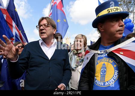 Photographie de Guy Verhofstadt lors d'une manifestation anti-Brexit à Londres. Guy Maurice Marie Louise Verhofstadt est un homme politique belge qui a été le chef de l'Alliance des démocrates et des libéraux pour l'Europe de 2009 à 2019 et qui est membre du Parlement européen depuis 2009. Banque D'Images