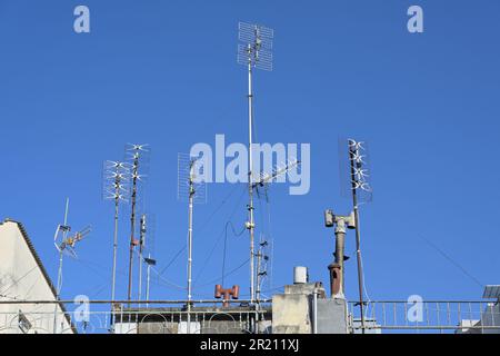 Antennes diverses sur le toit d'un immeuble résidentiel, installation pour la communication et les médias tels que la télévision, Internet, smartphone et radio, Banque D'Images