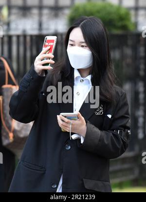 Photographie d'une femme dans les rues de Londres portant un masque pour se protéger du coronavirus. Banque D'Images