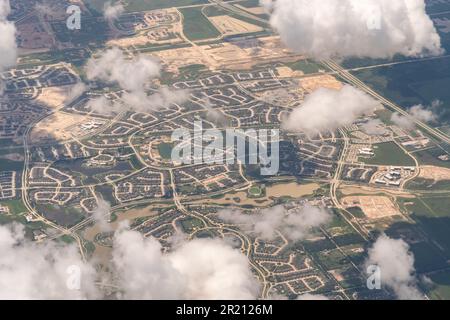 Vue aérienne des banlieues et des subdivisions de banlieue et des communautés fermées à l'extérieur de Houston, Texas Banque D'Images