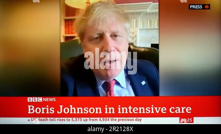 Un screengrab de la chaîne BBC News, alors qu'ils rapportent Breaking News, indique que le Premier ministre britannique Boris Johnson a été muté dans une unité de soins intensifs en raison de la pandémie du coronavirus COVID-19. [Lundi 06/04/2020]. Banque D'Images