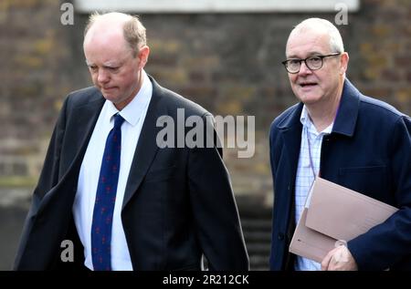 Photographie de Chris Whitty, médecin-chef du gouvernement britannique, et de Sir Patrick Vallance, conseiller scientifique en chef du gouvernement et chef de la science et de l'ingénierie du gouvernement, à l'extérieur du numéro 10 Downing Street, Londres, en prévision d'une réunion d'urgence de la COBRA à mesure que l'épidémie de coronavirus COVID-19 se développe. Banque D'Images