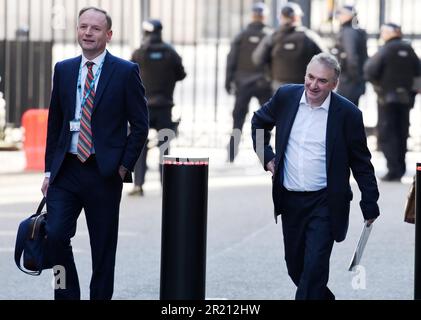 Photographie de Sir Simon Stevens, directeur général du Service national de santé, et de Sir Christopher Stephen Wormald KCB, secrétaire permanent du ministère de la Santé et des soins sociaux, à l'extérieur du numéro 10 Downing Street, Londres, à mesure que l'épidémie de coronavirus COVID-19 se développe. Banque D'Images