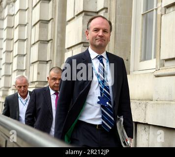 Photographie de Sir Simon Stevens, chef de la direction du NHS, arrive devant le Cabinet Office, à Whitehall, à Londres, avant une réunion d'urgence de la COBRA à mesure que l'épidémie de coronavirus COVID-19 se développe. Banque D'Images