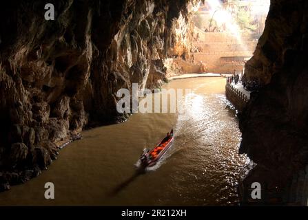 Photographie d'une grotte d'hirondelle (ou Yanzi Dong) près de Jianshui, préfecture de Honghe dans la province du Yunnan, en Chine, à environ 60 km de la capitale provinciale Kunming. Il est connu pour les centaines d'hirondelles qui font de la grotte leur maison, dont des centaines peuvent être vus voler autour au printemps. La grotte, comme beaucoup dans le sud de la Chine, abrite également des chauves-souris connues pour abriter de nombreux virus, y compris des coronavirus. Un virologue et chercheur, Shi Zhengli, qui travaille à l'Institut de virologie de Wuhan (WIV), qui fait partie de l'Académie chinoise des sciences, a fait partie d'une équipe de scientifiques qui, en 2 Banque D'Images