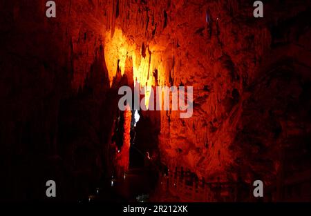 Photographie d'une grotte d'hirondelle (ou Yanzi Dong) près de Jianshui, préfecture de Honghe dans la province du Yunnan, en Chine, à environ 60 km de la capitale provinciale Kunming. Il est connu pour les centaines d'hirondelles qui font de la grotte leur maison, dont des centaines peuvent être vus voler autour au printemps. La grotte, comme beaucoup dans le sud de la Chine, abrite également des chauves-souris connues pour abriter de nombreux virus, y compris des coronavirus. Un virologue et chercheur, Shi Zhengli, qui travaille à l'Institut de virologie de Wuhan (WIV), qui fait partie de l'Académie chinoise des sciences, a fait partie d'une équipe de scientifiques qui, en 2 Banque D'Images