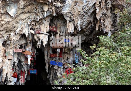 Photographie d'une grotte d'hirondelle (ou Yanzi Dong) près de Jianshui, préfecture de Honghe dans la province du Yunnan, en Chine, à environ 60 km de la capitale provinciale Kunming. Il est connu pour les centaines d'hirondelles qui font de la grotte leur maison, dont des centaines peuvent être vus voler autour au printemps. La grotte, comme beaucoup dans le sud de la Chine, abrite également des chauves-souris connues pour abriter de nombreux virus, y compris des coronavirus. Un virologue et chercheur, Shi Zhengli, qui travaille à l'Institut de virologie de Wuhan (WIV), qui fait partie de l'Académie chinoise des sciences, a fait partie d'une équipe de scientifiques qui, en 2 Banque D'Images