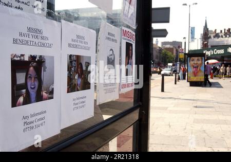 Photographie d'une affiche de l'un des disparus après l'attaque terroriste de 7/7. Les attentats à la bombe du 7th juillet 2005 à Londres, souvent appelés 7/7, ont été une série d'attentats-suicide terroristes islamistes coordonnés à Londres, en Angleterre, qui ont ciblé les navetteurs voyageant sur le système de transport public de la ville pendant la période de pointe du matin. Banque D'Images