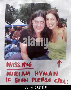 Photographie d'une affiche de l'un des disparus après l'attaque terroriste de 7/7. Miriam Hyman est mort dans l'explosion de la bombe sur un bus numéro 30 à la place Tavistock. Les attentats à la bombe du 7th juillet 2005 à Londres, souvent appelés 7/7, ont été une série d'attentats-suicide terroristes islamistes coordonnés à Londres, en Angleterre, qui ont ciblé les navetteurs voyageant sur le système de transport public de la ville pendant la période de pointe du matin. Banque D'Images