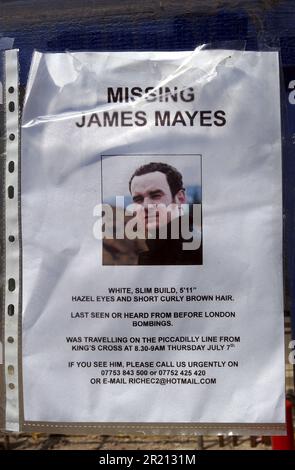 Photographie d'une affiche de l'un des disparus après l'attaque terroriste de 7/7. James Mayes a été tué à Russell Square lorsqu'une bombe a explosé sur un train de la ligne Piccadilly. Les attentats à la bombe du 7th juillet 2005 à Londres, souvent appelés 7/7, ont été une série d'attentats-suicide terroristes islamistes coordonnés à Londres, en Angleterre, qui ont ciblé les navetteurs voyageant sur le système de transport public de la ville pendant la période de pointe du matin. Banque D'Images