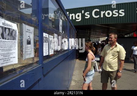 Photographie d'une affiche de l'un des disparus après l'attaque terroriste de 7/7. Les attentats à la bombe du 7th juillet 2005 à Londres, souvent appelés 7/7, ont été une série d'attentats-suicide terroristes islamistes coordonnés à Londres, en Angleterre, qui ont ciblé les navetteurs voyageant sur le système de transport public de la ville pendant la période de pointe du matin. Banque D'Images