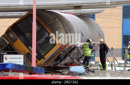 Photo montrant la scène à la suite de l'accident de la voie ferrée de Hatfield qui s'est produit entre Welham Green et Hatfield, Hertfordshire, Royaume-Uni. Elle a été causée par un déraillement causé par la fatigue des métaux, tuant quatre personnes et blessant plus de 70 personnes. Banque D'Images