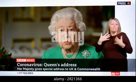 Screengrab pris lors du discours de la reine Elizabeth II au Royaume-Uni et au Commonwealth dans le contexte de la pandémie du coronavirus COVID-19. L'adresse a été diffusée sur la plupart des chaînes nationales du Royaume-Uni, dont BBC1, ITV, Channel 4 et Channel 5, ainsi que sur les principales chaînes d'information dont Sky News, BBC News, CNN, Euronews et CGTN (China Global Television Network) Banque D'Images