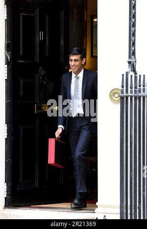 Photographie de Rishi Sunak, chancelier de l’Échiquier, laissant le numéro 11 Downing Street, Londres sur son chemin vers le Parlement britannique pour livrer son budget, communément appelé budget du coronavirus dans les médias. Banque D'Images