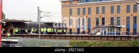 Photo montrant la scène à la suite de l'accident de la voie ferrée de Hatfield qui s'est produit entre Welham Green et Hatfield, Hertfordshire, Royaume-Uni. Elle a été causée par un déraillement causé par la fatigue des métaux, tuant quatre personnes et blessant plus de 70 personnes. Banque D'Images