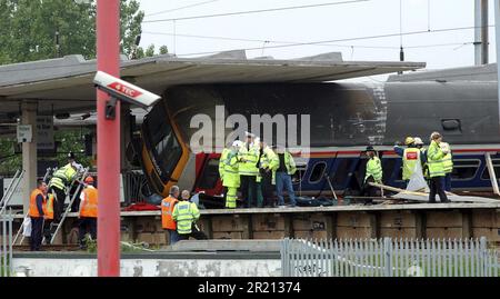 Photo montrant la scène à la suite de l'accident de la voie ferrée de Hatfield qui s'est produit entre Welham Green et Hatfield, Hertfordshire, Royaume-Uni. Elle a été causée par un déraillement causé par la fatigue des métaux, tuant quatre personnes et blessant plus de 70 personnes. Banque D'Images