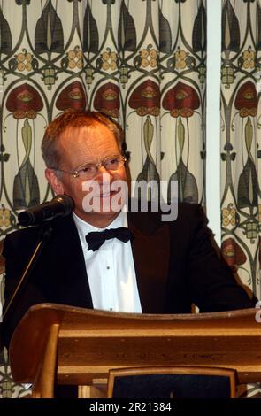 Photographie de Jeffrey Archer faisant un discours aux invités réunis au club de golf de Three Rivers, Cold Norton, Essex. Banque D'Images