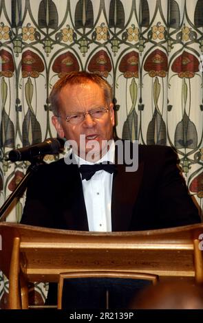 Photographie de Jeffrey Archer faisant un discours aux invités réunis au club de golf de Three Rivers, Cold Norton, Essex. Banque D'Images