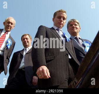 Photographiez les candidats conservateurs au cours de la campagne électorale, Basildon Town Centre, Basildon, Essex. En photo de G-D - John Schofield, candidat pour le West Leigh Heights council, Malcolm Buckley, chef du conseil de district de Basildon, candidat conservateur pour Sutton Coldfield et ministre des Affaires intérieures de Shadow, Andrew Mitchell [avec spectacles] et candidat conservateur pour Basildon, Aaron Powell. Banque D'Images