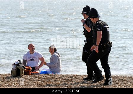 Photographie de la police qui applique les règles de confinement à Southend-on-Sea, dans l'Essex, en demandant aux baigneurs de soleil de partir. Banque D'Images