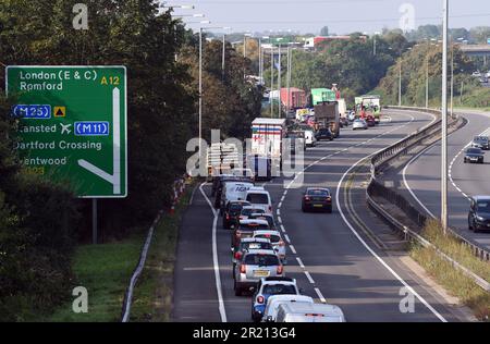 La police arrête les manifestants pour le changement climatique qui ont tenté de bloquer le M25 à la jonction 28 près de Brentwood, dans l'Essex, car ils exigent une action gouvernementale sur l'isolation de leur domicile. Plus de 100 personnes ont été arrêtées en trois jours de manifestations. Le groupe de protestation Isolate Britain a déclaré que l'action se poursuit jusqu'à ce qu'un « engagement de comportement » soit pris. Septembre 2021. Banque D'Images