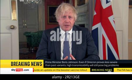 Un screengrab de la chaîne BBC News, alors que le Premier ministre britannique Boris Johnson s'adresse à la nation, exhortant les gens à se faire vacciner avec une troisième vaccination, alors que la variante Omicron s'intensifie dans le contexte de la pandémie du coronavirus COVID-19. Décembre 2021. Banque D'Images