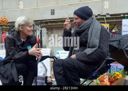 Kate Green, députée de Shadow Secretary of State for Education, siège et discute avec Richard Ratcliffe alors qu'il proteste devant le Foreign Office de Londres dans son effort continu pour exhorter le gouvernement britannique à faire pression sur l'Iran pour libérer sa femme Nazanin Zaghari-Ratcliffe, un citoyen bicitoyen anglo-iranien, Qui est détenu par les autorités iraniennes depuis 2016. Les craintes se sont accrues concernant le bien-être de Richard Ratcliffe alors que sa grève de la faim est entrée dans ses 18th jours. Novembre 2021. Banque D'Images