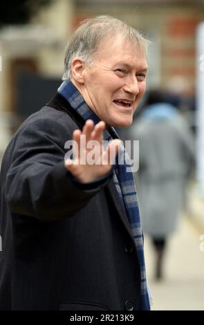 Sir David Amess, député conservateur de Southend West, en dehors du Parlement britannique le 27/03/2019, alors que la saga du Brexit se poursuivait après que Theresa May ait obtenu une extension de l'article 50. Sir David Amess est mort après avoir été poignardé plusieurs fois lors de la chirurgie de sa circonscription après l'attaque contre l'église de Leigh-on-Sea. Octobre 2021. Banque D'Images