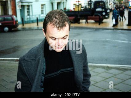 Gary Dobson arrivant au tribunal le 2 novembre 2000. David Norris et Gary Dobson comparaissent au tribunal de justice de Chelmsford, Essex, pour vol. Les deux hommes ont par la suite plaidé coupable d'avoir volé 14 fûts de bière d'une valeur de 1 000 livres sterling. Chacun est condamné à une amende de £100 £60 frais. Norris et Dobson ont été nommés parmi les cinq suspects du meurtre de Stephen Lawrence. La paire a ensuite été déclarée coupable du meurtre de Lawrence. Le 4 janvier 2012, ils ont été condamnés à une peine d'emprisonnement à perpétuité pour un adulte, avec des peines minimales de 15 ans et 2 mois pour Dobson et de 14 ans et 3 mois pour Norris. Banque D'Images