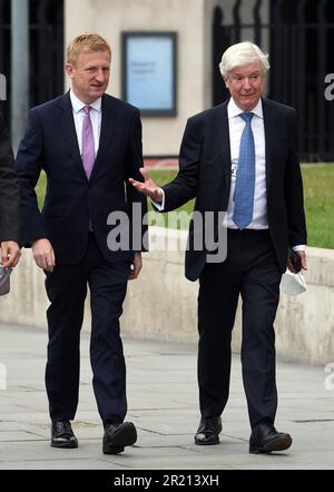 Tony Hall, photographié à l'extérieur de la National Gallery à Londres avec le secrétaire à la Culture, Oliver Dowden, le lundi 17th mai 2021, quelques jours seulement avant de démissionner de son poste de président dans le cadre de la controverse entourant un entretien de BBC Panorama avec Diana, princesse de Galles, en 1995. L'ancien directeur général de la BBC a été sévèrement critiqué dans le rapport de Lord Dyson pour avoir supervisé une enquête interne erronée et « lamentablement inefficace » sur la façon dont Martin Bashir a obtenu l'interview. Banque D'Images