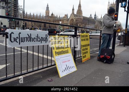 Anti-Vaxxers en dehors du Parlement britannique à Londres, dans le contexte de la pandémie du coronavirus COVID-19. Novembre 2021. Banque D'Images