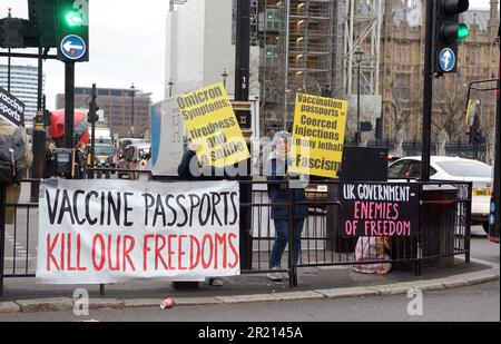 Anti-Vaxxers en dehors du Parlement britannique à Londres, dans le contexte de la pandémie du coronavirus COVID-19. Novembre 2021. Banque D'Images