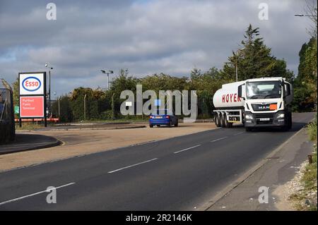 Les camions à carburant sortent du terminal de carburants Esso Purfleet à West Thurrock, dans l'Essex, tandis que les rapports d'une crise du carburant se sont produits, exacerbés par une pénurie de conducteurs de HGV causée par la pandémie du coronavirus et le Brexit. Septembre 2021. Banque D'Images