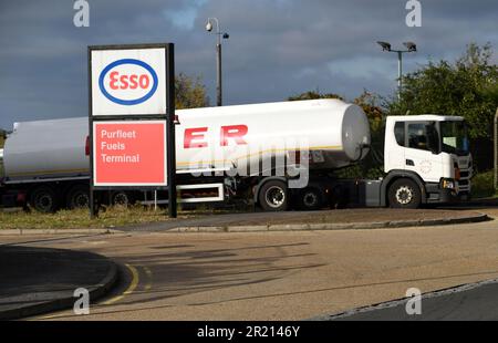 Les camions à carburant sortent du terminal de carburants Esso Purfleet à West Thurrock, dans l'Essex, tandis que les rapports d'une crise du carburant se sont produits, exacerbés par une pénurie de conducteurs de HGV causée par la pandémie du coronavirus et le Brexit. Septembre 2021. Banque D'Images