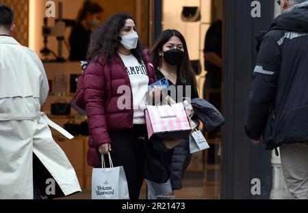 Les acheteurs de Londres, dans le contexte de la pandémie du coronavirus COVID-19, sont de nouveau entrés en vigueur en imposant le port de masques dans les magasins et dans les transports en commun pour aider à limiter la propagation d'une nouvelle variante du virus COVID-19 appelée B.1.1.529 ou Omicron. Novembre 2021. Banque D'Images