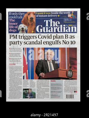 Première page le journal Guardian titre après la démission d'Allegra Stratton, ancien secrétaire de presse de Downing Street sous Boris Johnson de novembre 2020 à avril 2021. En avril 2021, Stratton a été nommé porte-parole du Président de COP26, Alok Sharma. Elle a démissionné de ce poste en décembre 2021 après la sortie des images d'elle lors d'une répétition de conférence de presse de décembre 2020, au cours de laquelle elle a plaisanté avec ses collègues à propos d'une fête de Noël qui a eu lieu secrètement au 10 Downing Street alors que le pays était dans un confinement de COVID-19. Banque D'Images