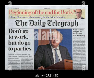 Première page le titre du quotidien Telegraph après la démission d'Allegra Stratton, ancien secrétaire de presse de Downing Street sous Boris Johnson de novembre 2020 à avril 2021. En avril 2021, Stratton a été nommé porte-parole du Président de COP26, Alok Sharma. Elle a démissionné de ce poste en décembre 2021 après la sortie des images d'elle lors d'une répétition de conférence de presse de décembre 2020, au cours de laquelle elle a plaisanté avec ses collègues à propos d'une fête de Noël qui a eu lieu secrètement au 10 Downing Street alors que le pays était dans un confinement de COVID-19 Banque D'Images