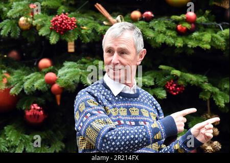 Nigel Evans, député conservateur de Ribble Valley, portant un pull de Noël du Parlement, se dresse près de l'arbre de Noël à l'extérieur de la rue Downing no 10, au milieu de la pandémie du coronavirus COVID-19, 2021. Banque D'Images