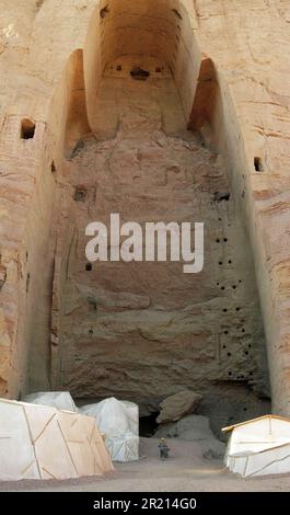Les bouddhas de Bamiyan étaient deux statues monumentales datant de 6th ans, Salsal et Shahmama, sculptées sur le flanc d'une falaise dans la vallée de Bamiyan, dans le centre de l'Afghanistan. La datation au carbone des composantes structurelles des Bouddhas a déterminé que le plus petit Bouddha de 38m (125 pi) est a été construit autour de 570 AD, et le plus grand Bouddha de 55m (180 pi) Ouest a été construit autour de 618 AD, qui daterait à la fois au moment où les Hetphthalites gouvernaient la région. Les statues ont été détruites en mars 2001 par les talibans, sur ordre du chef mollah Mohammed Omar, après le gouvernement taliban Banque D'Images