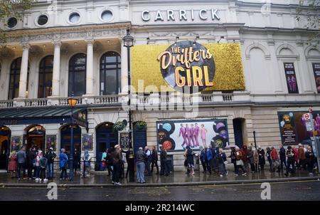 Les membres de la file d'attente publique devant le Garrick Theatre à Londres, dans le contexte de la pandémie du coronavirus COVID-19, suite à la levée de toutes les restrictions de confinement. Novembre 2021. Banque D'Images