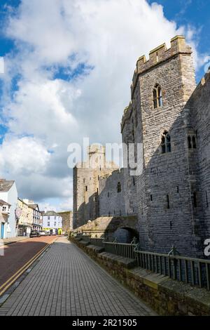 Château de Caernarfon depuis le château de Ditch, Caernarfon, Gwynedd, au nord du pays de Galles Banque D'Images