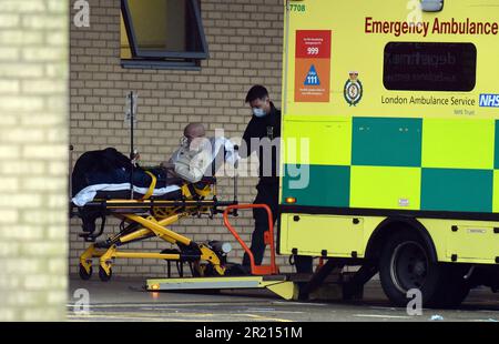 Ambulances à l'hôpital Queens, Romford, dans le quartier londonien de Hailing, le jour de Noël, dans le cadre de la pandémie du coronavirus COVID-19, en tant que cas de la variante COVID-19 appelée B.1.1.529 ou Omicron, 2021. Banque D'Images