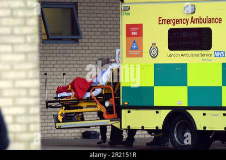 Ambulances à l'hôpital Queens, Romford, dans le quartier londonien de Hailing, le jour de Noël, dans le cadre de la pandémie du coronavirus COVID-19, en tant que cas de la variante COVID-19 appelée B.1.1.529 ou Omicron, 2021. Banque D'Images