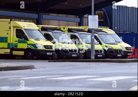 Ambulances à l'hôpital Queens, Romford, dans le quartier londonien de Hailing, le jour de Noël, dans le cadre de la pandémie du coronavirus COVID-19, en tant que cas de la variante COVID-19 appelée B.1.1.529 ou Omicron, 2021. Banque D'Images