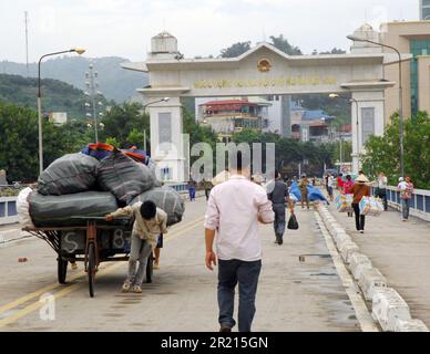 Le passage frontalier entre Hekou, Yunnan, Chine et Lao Cai, Vietnam. Porte frontière sur le côté Vietnam de la rivière Nanxi qui divise la Chine et le Vietnam. Banque D'Images