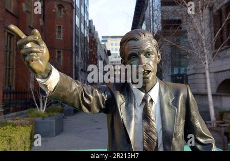 Taxi, une sculpture de 1983 par J. Seward Johnson Jr. Et commandée par la Chemical Bank Corp. Le bronze appartient maintenant au J.P. Morgan Chase Art Collection et situé près de J.P. Bureaux de Morgan au 60 Victoria Embankment, Londres. J.P. Morgan est un chef de file mondial dans le domaine des services financiers offrant des solutions aux entreprises, aux gouvernements et aux institutions les plus importantes au monde. Banque D'Images