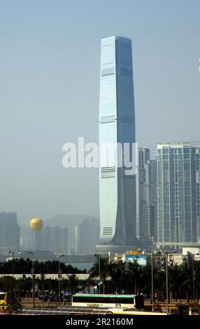 L'International Commerce Centre, situé dans le quartier de Kowloon à Hong Kong, abrite l'hôtel Ritz-Carlton, Morgan Stanley, le Credit Suisse et la Deutsche Bank. le bâtiment mesure 484 mètres et l'hôtel commence au 102 e étage, à 425 mètres. À son achèvement, il s'agissait du quatrième plus haut bâtiment du monde, l'hôtel étant reconnu comme étant le plus haut bâtiment du monde Banque D'Images